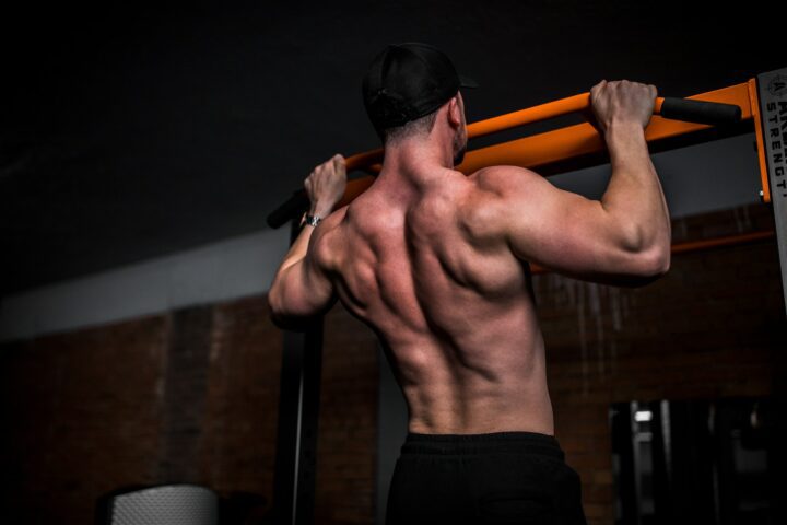 Ripped guy doing pull-ups